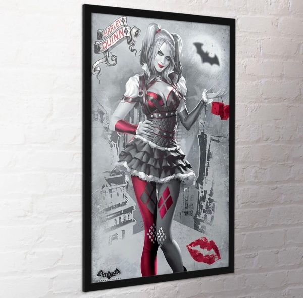 Poster Cinematografico Batman Arkham Knight Con Harley Quinn - Dimensioni 61x91,5 Cm - Con 2 Listelli In Legno Magnetici Da 61 Cm