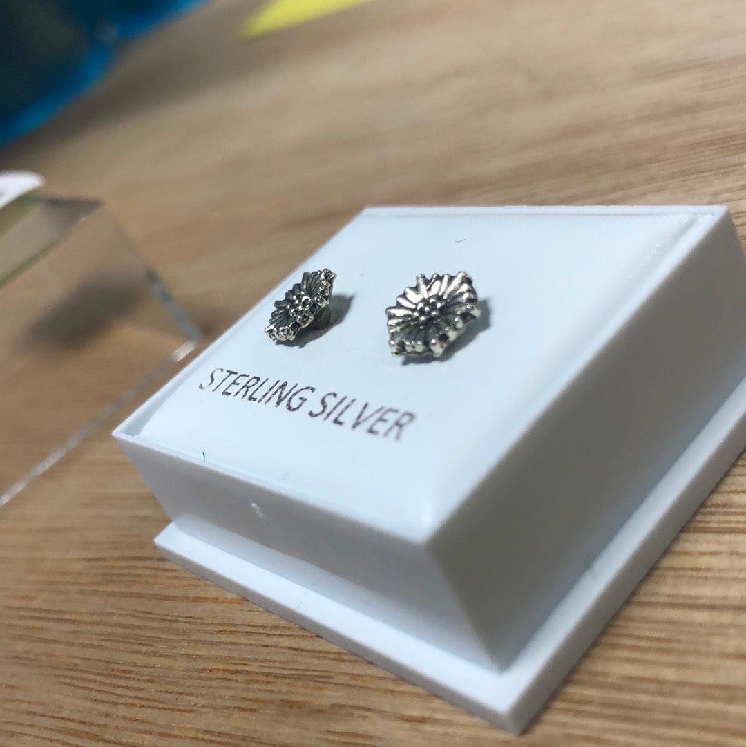 Sterling Silver Daisy Stud Earrings (Unisex) (One Size) (Stainless Steel) - Image 3