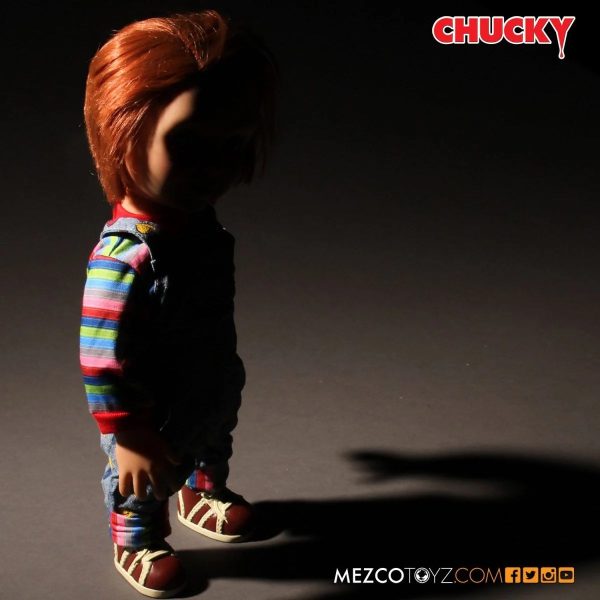 Chucky© MEZCO© Good Guys Happy Face 15″ Mega Scale Talking Chucky Doll (15 Inches) - Image 6