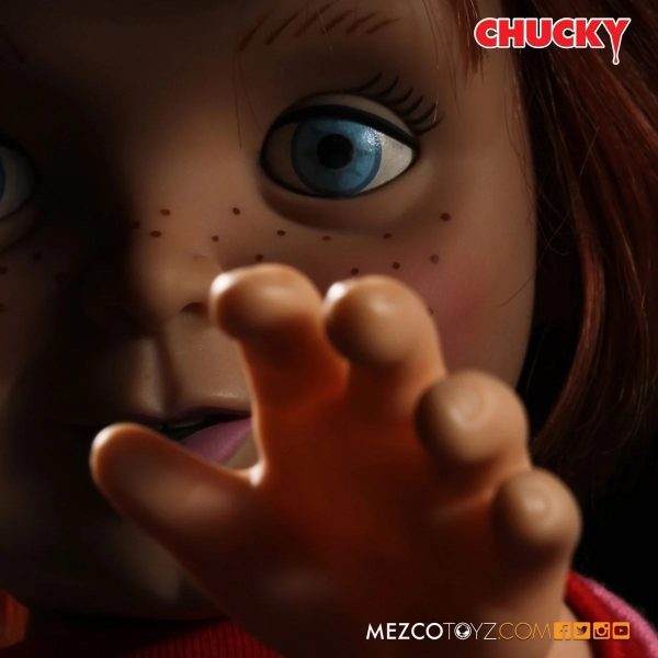 Chucky© MEZCO© Good Guys Happy Face 15″ Mega Scale Talking Chucky Doll (15 Inches) - Image 5