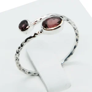 Silver Ring Twist Cut Garnet (One Size)